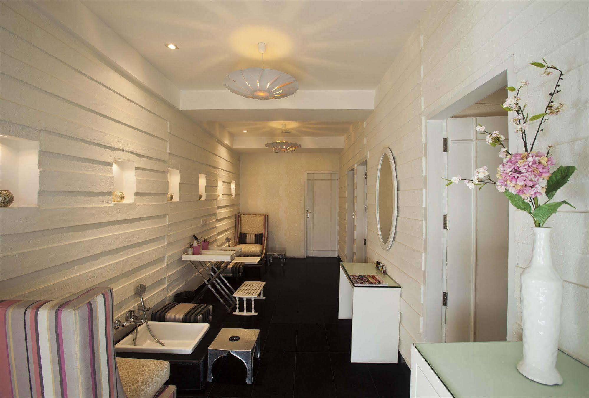 Escape Hotel & Spa Bangalore Exteriör bild