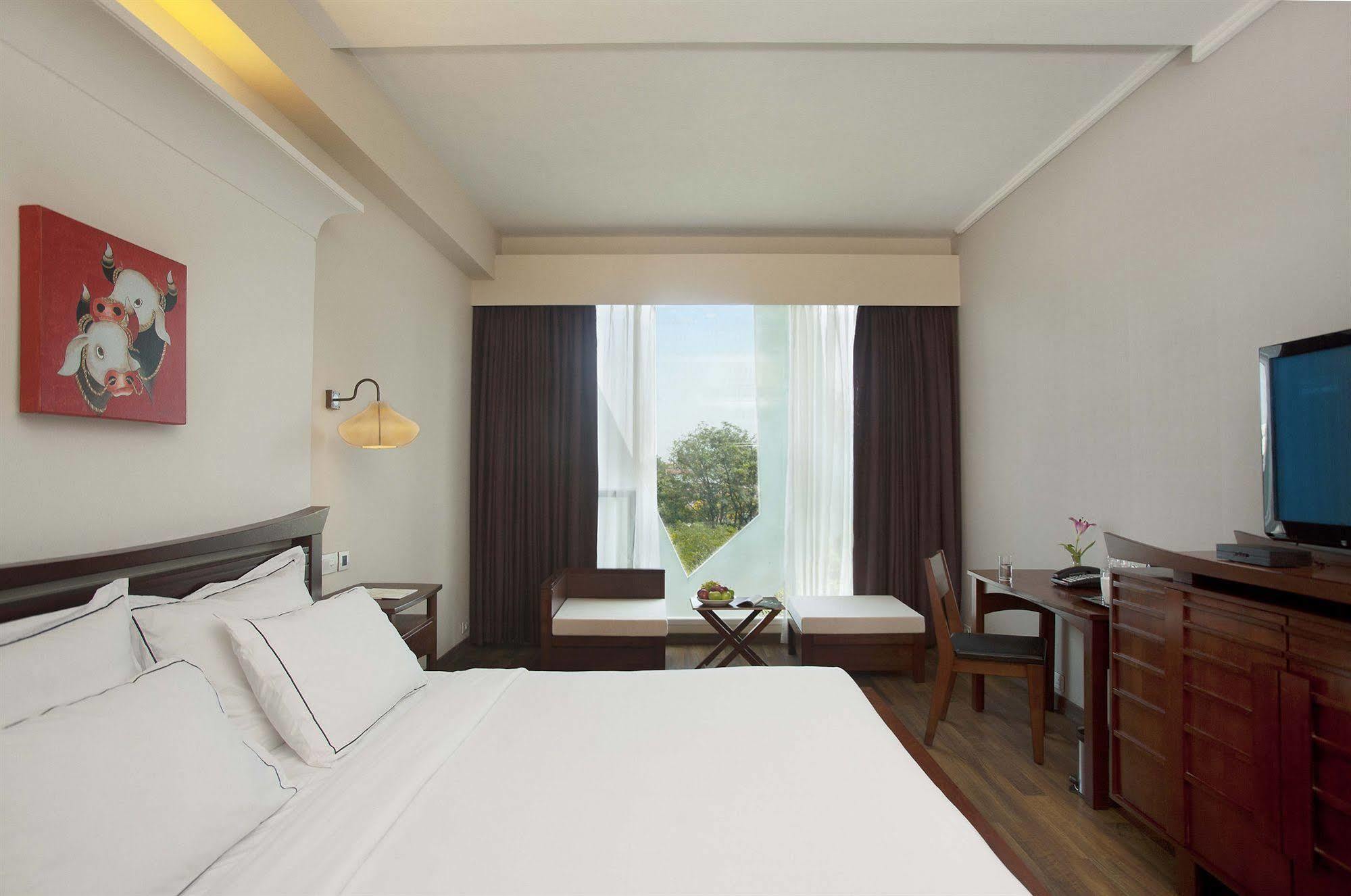 Escape Hotel & Spa Bangalore Exteriör bild